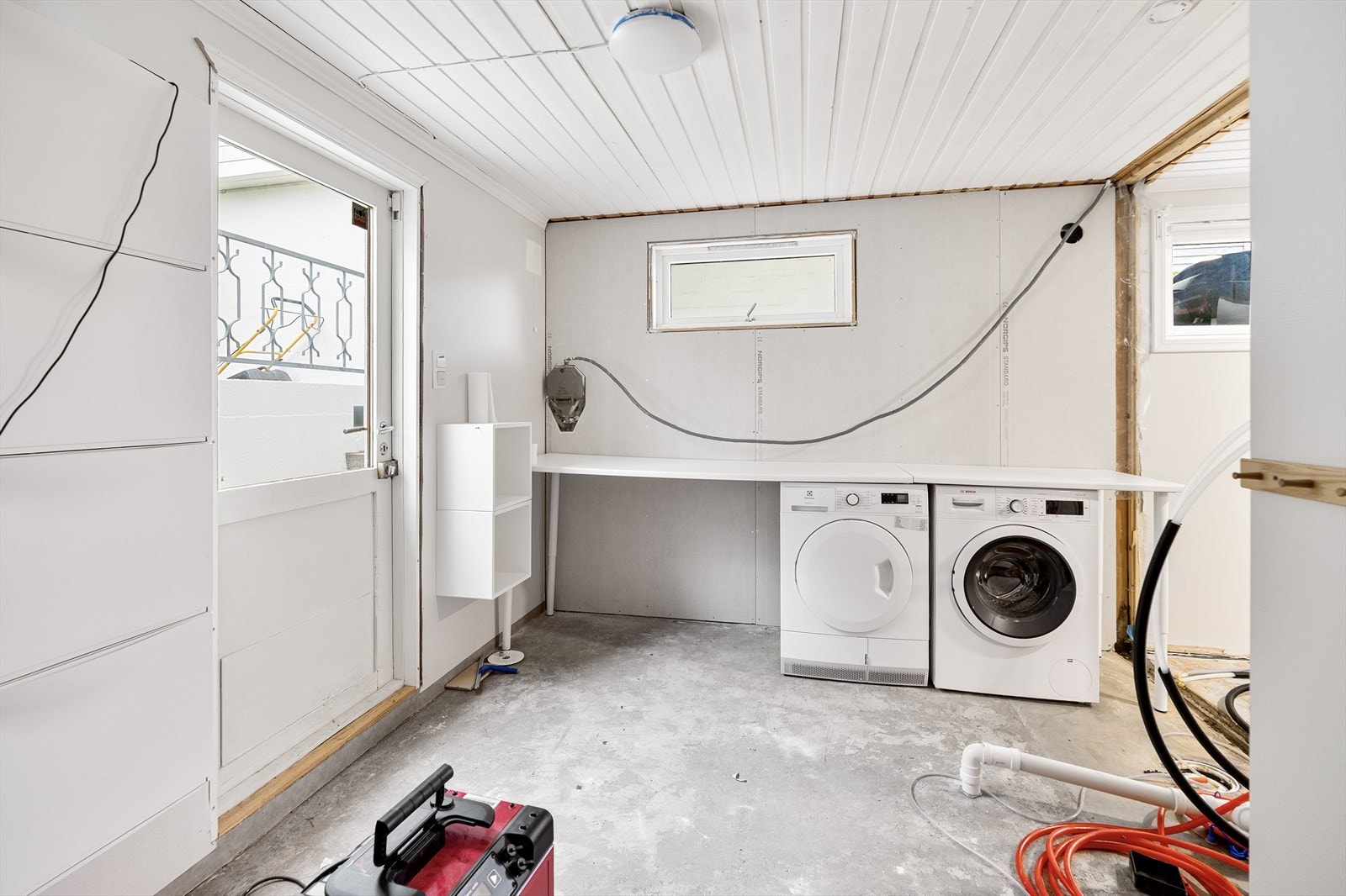 Biinngang/vaskerom i 1.etg også under oppussing via forsikring. Kjøper kan velge farge på belegg. Vegg mot soverom 2 bygges opp. Galleribilde