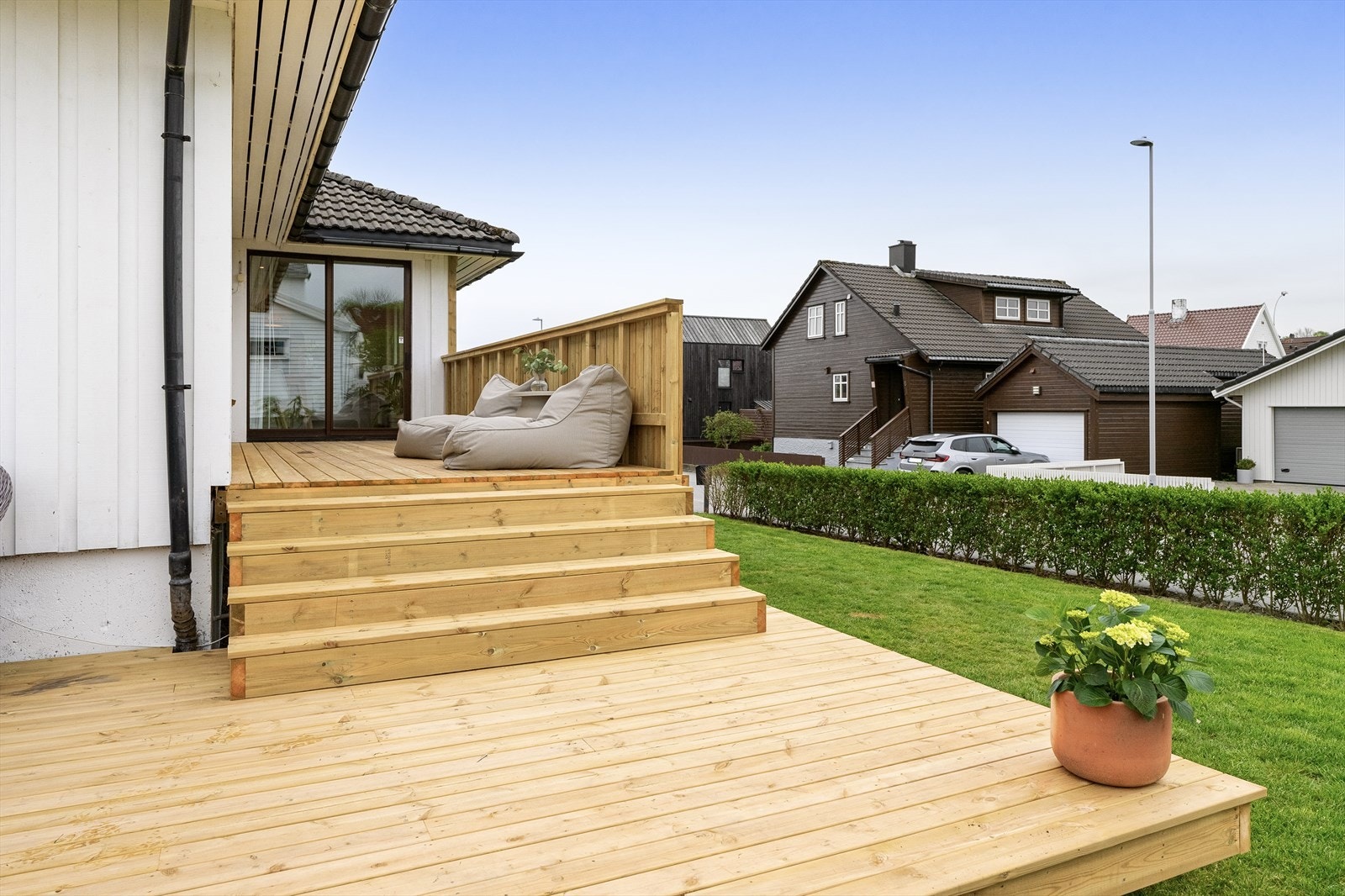 Terrasse med tilgang via kjøkken og stue - samt tilgang ned til hagen Galleribilde