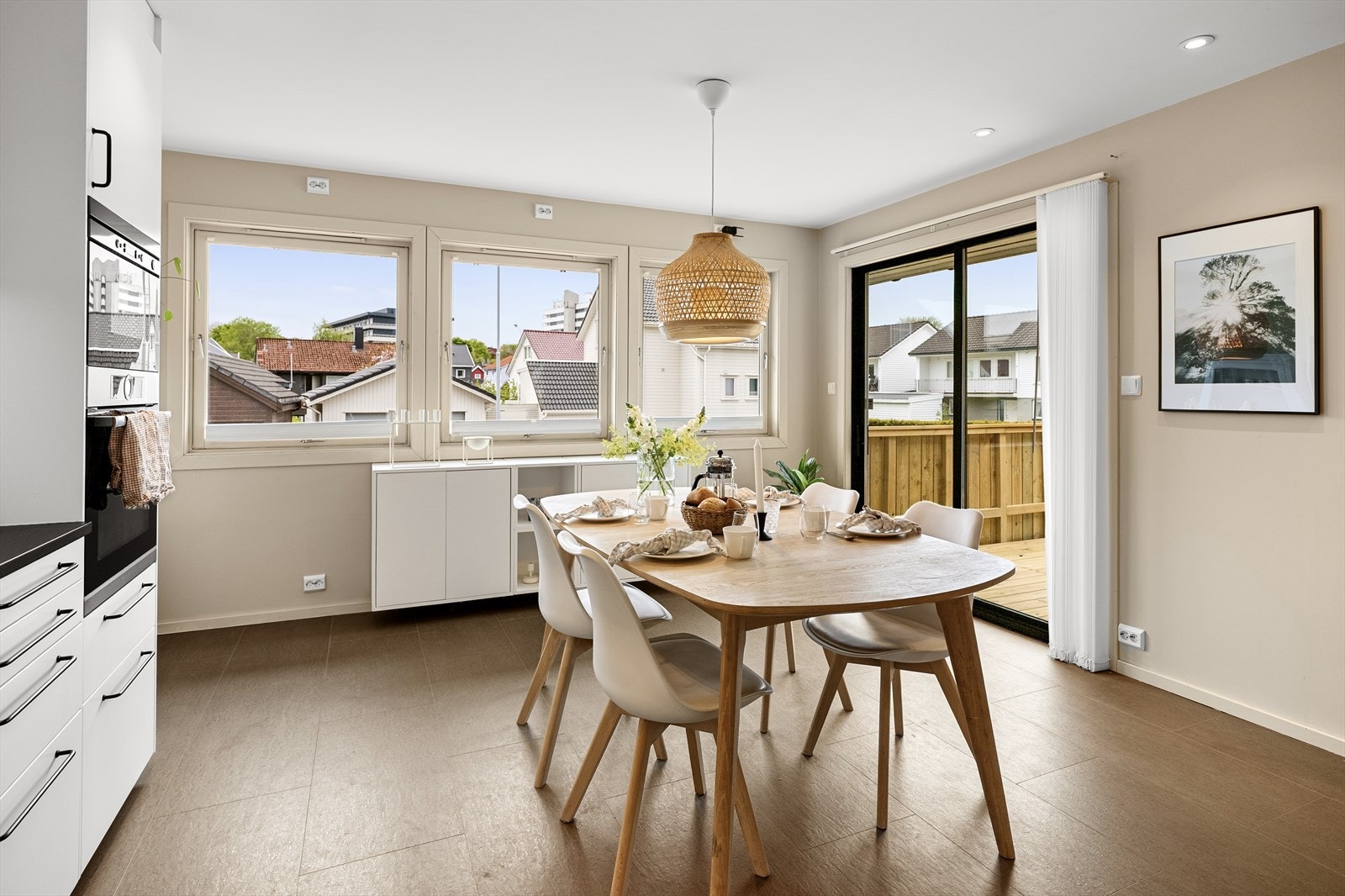 Fra spiseplassen er det utgang til den nye terrassen via skyvedør Galleribilde