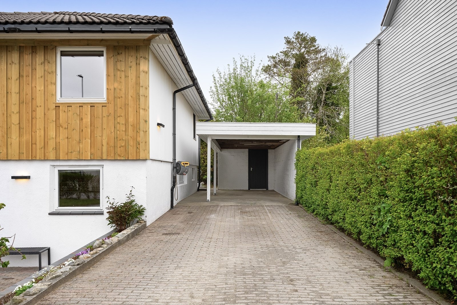 Til eiendommen hører en carport fra 1983 med bod i bakkant Galleribilde