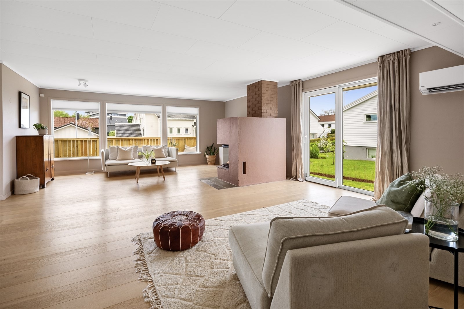 Stuen i andre etasje er romslig, med god plass til flere sittegrupper og utgang til hagen via skyvedør. Galleribilde