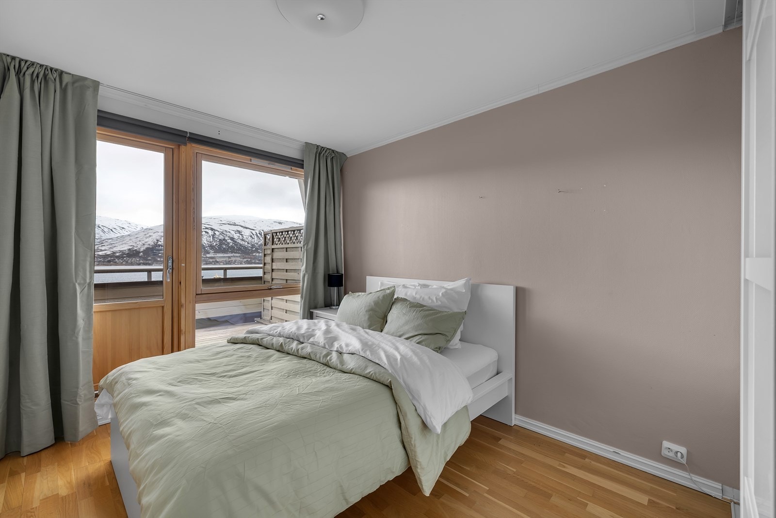 Romslig hovedsoverom med plass til stor seng. Galleribilde