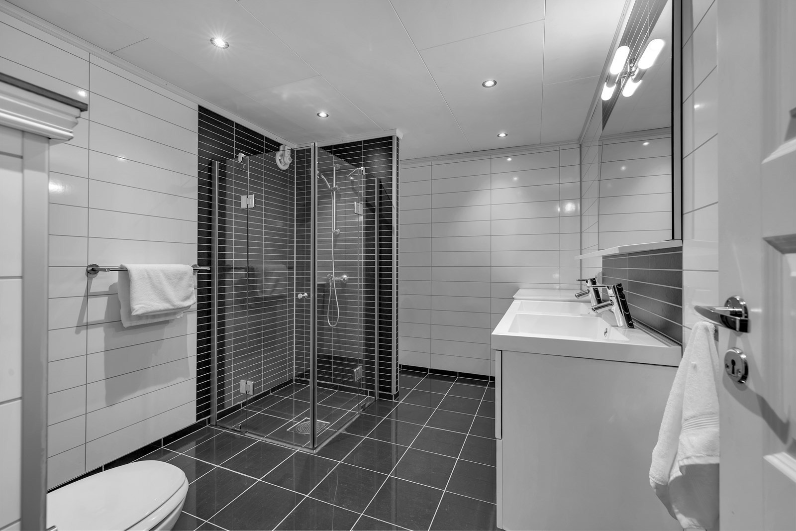 Leilighet 1 har et lekkert bad med moderne innredninger, flislagt gulv med gulvvarme, og opplegg for vaskemaskin. Galleribilde