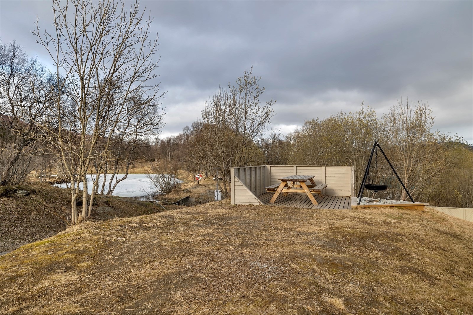 Området byr på flotte tur- og rekreasjonsområder som kan benyttes både sommer og vinter! Perfekt for både store og små! Galleribilde