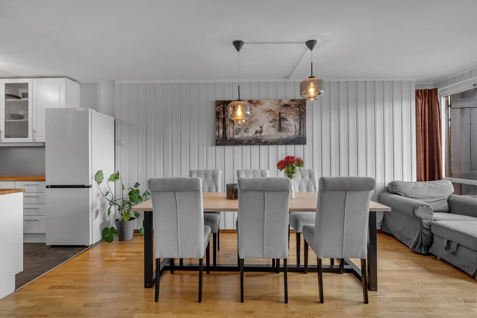 Boligen har et samlet innvendig areal på 156 m², med leilighet 1 som 3-roms, og leilighet 2 som 2-roms. Galleribilde