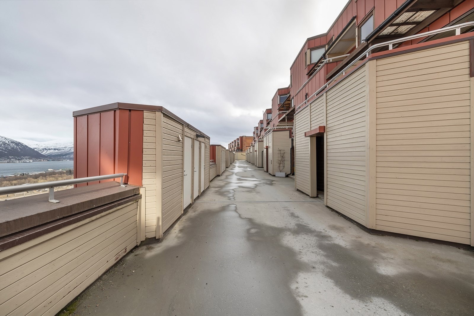 Utenfor inngangspartiet har boligen to sportsboder med et samlet areal på 6 m². Galleribilde