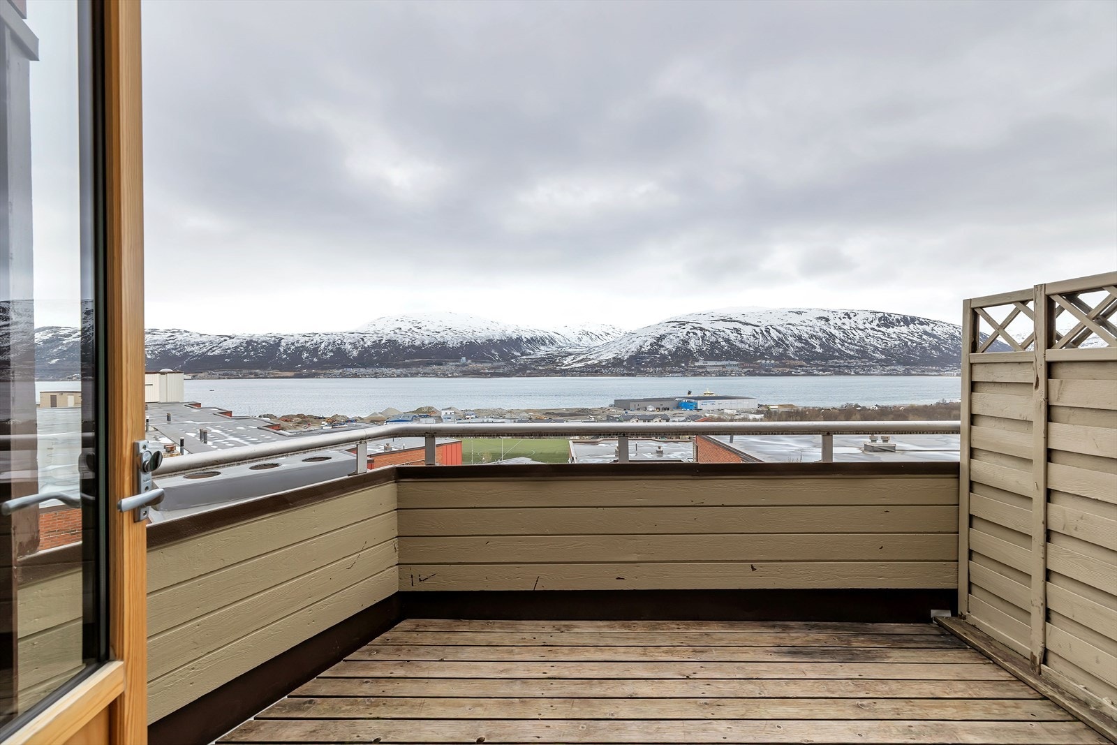Utgang fra soverommet til delt balkong med leilighet 2. Også her får du flott utsikt og gode solforhold! Galleribilde