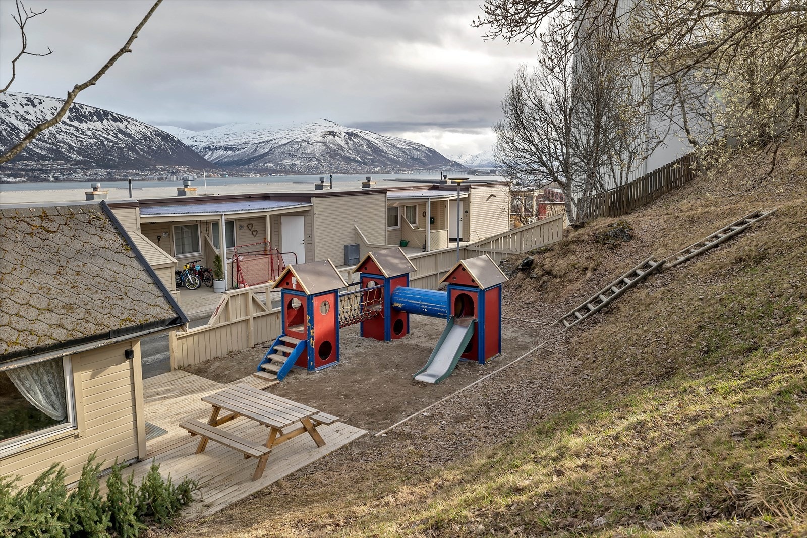 Lekeplasser, barnehage, skole, og flotte uteområder ligger innenfor kort gangavstand fra boligen. Galleribilde