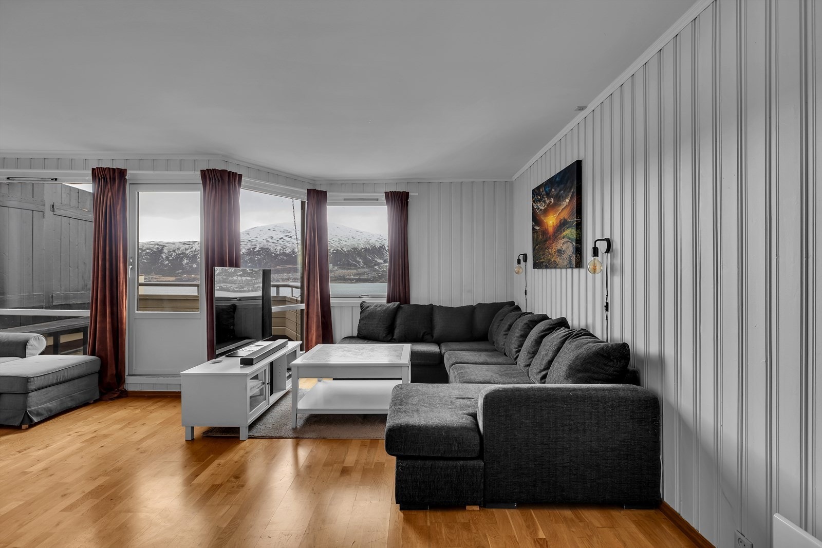 Særegen og romslig bolig, fordelt over to leiligheter, med garasjeplass, og to balkonger med flott utsikt og gode solforhold! Galleribilde