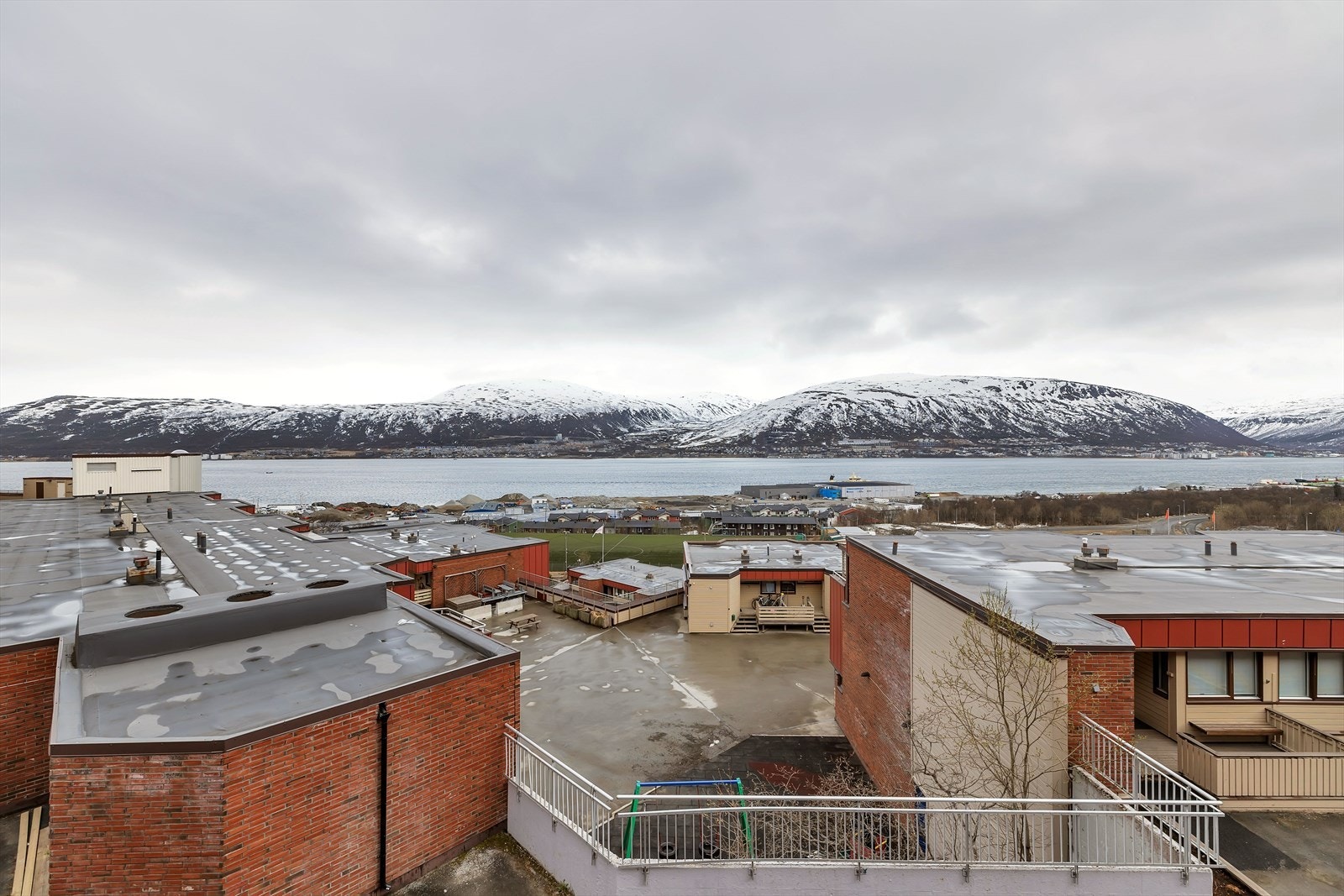 Utsikt fra balkongen mot øst. Galleribilde
