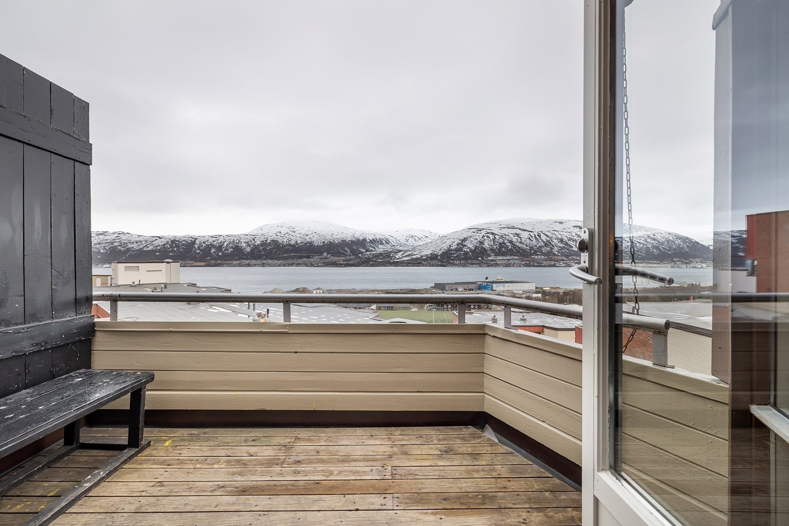 Fra stuen har du utgang til denne balkongen, med flott utsikt over sundet til fastlandet. Galleribilde