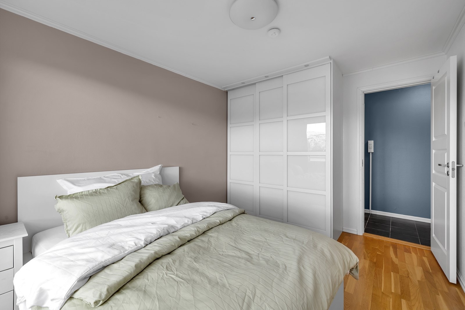 Soverommet er innredet med praktisk garderobe. Galleribilde