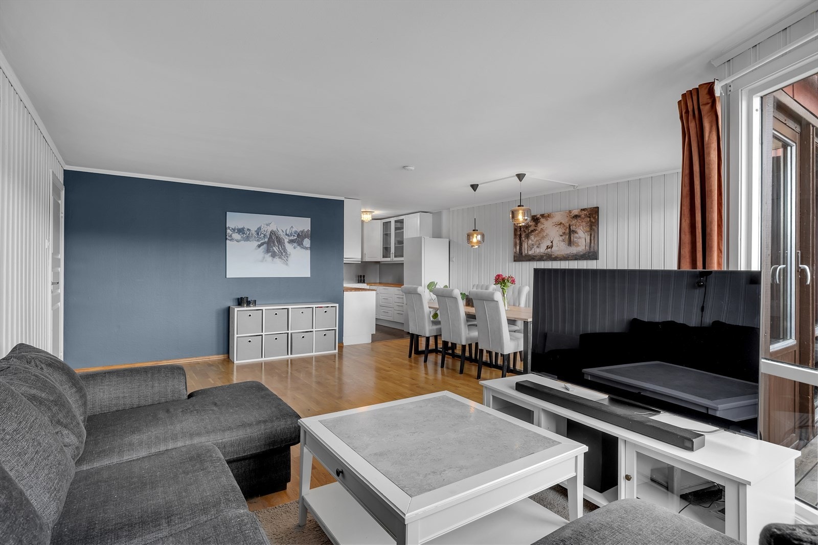 Leilighet 1 har en innbydende stue i åpen løsning til kjøkken, med gode møbleringsmuligheter og utgang til balkong. Galleribilde
