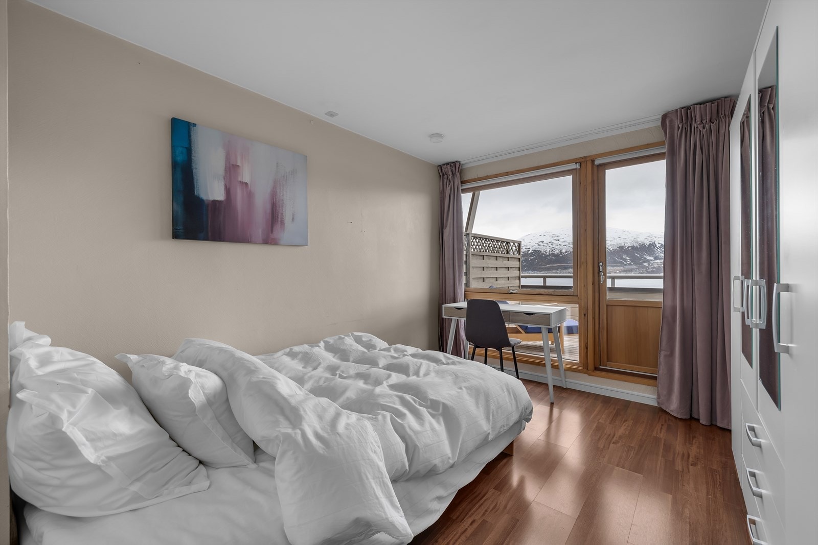 Stuen i leilighet 2 - her innredet som soverom, har gode møbleringsmuligheter og utgang til balkong. Galleribilde