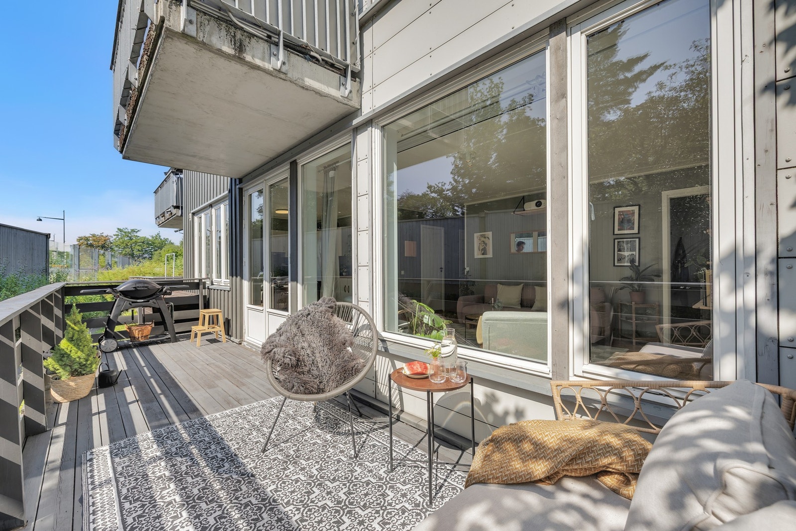 Her har du god plass til sittegruppe, grill og annet utendørsmøblement. Galleribilde