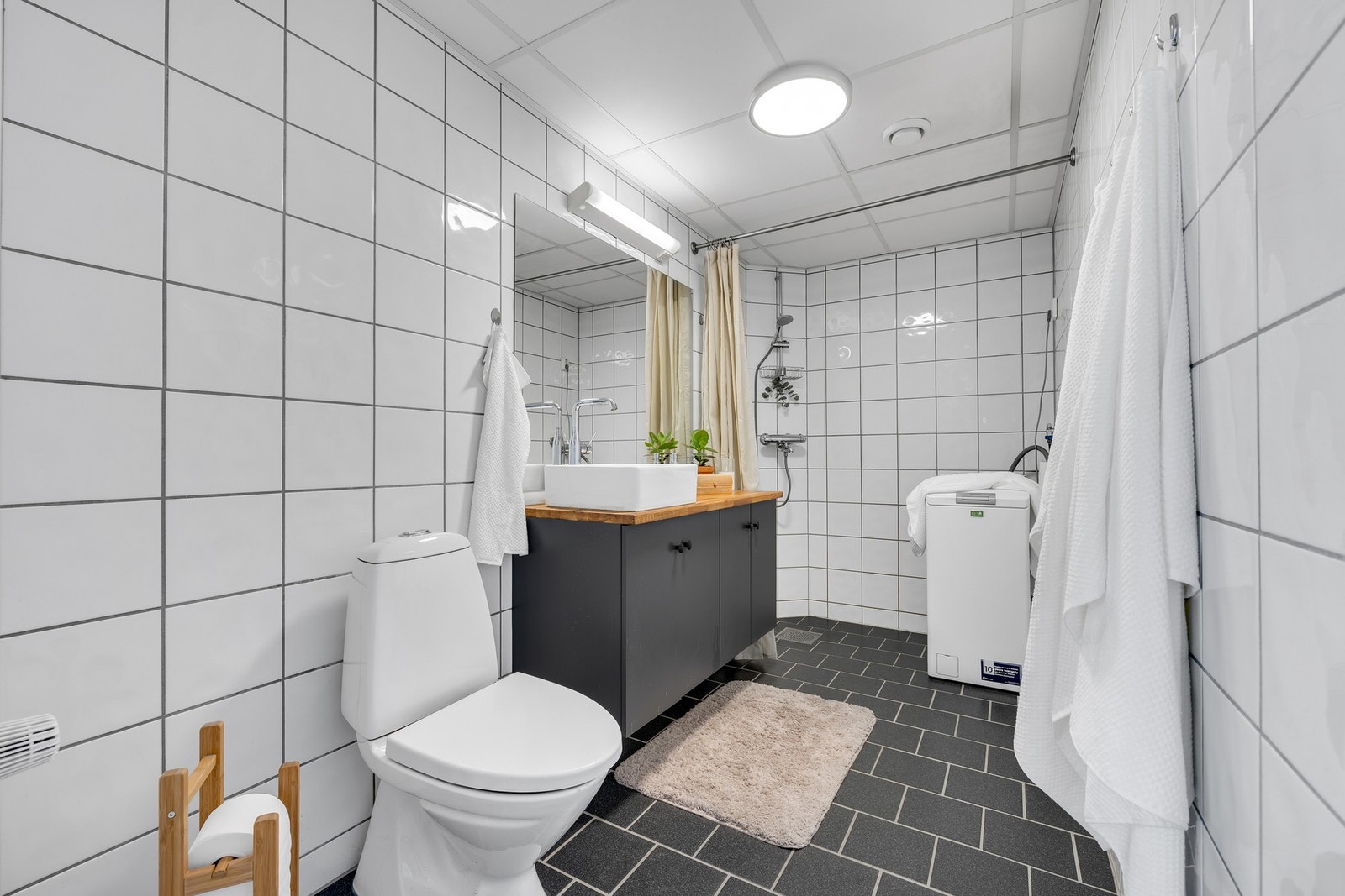 Badet er utstyrt med kran/avløp for vaskemaskin. Galleribilde