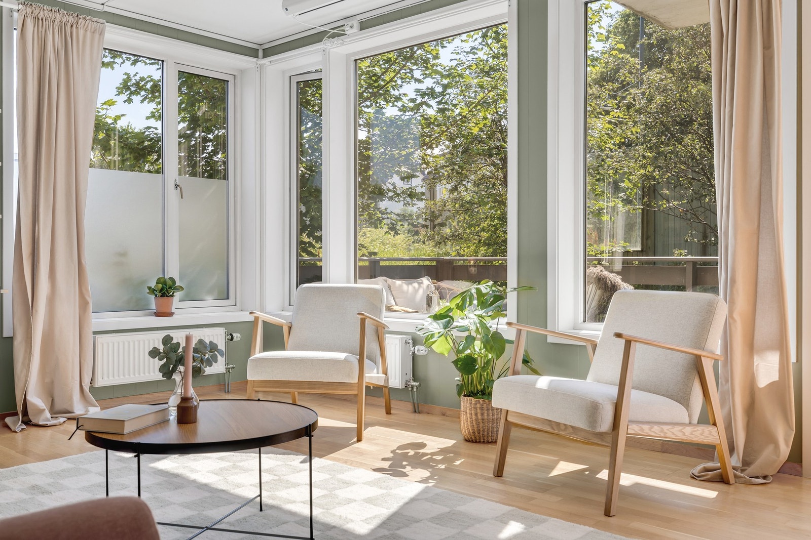 Leilighetens hjørnebeliggenhet og store vindusflater gir boligen rikelig med naturlig lysinnslipp, som skaper en lys og trivelig atmosfære i leiligheten. Galleribilde