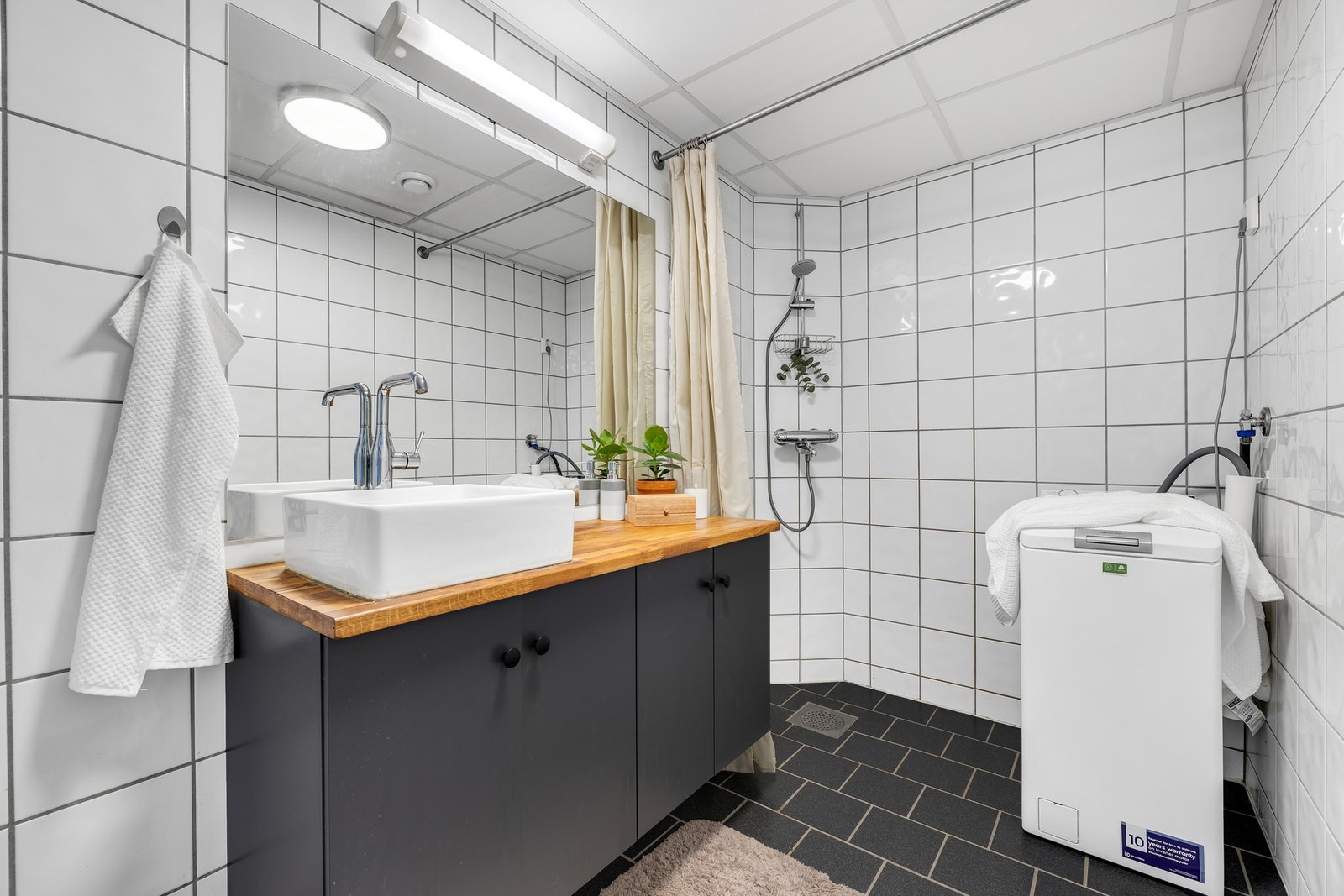 Pent flislagt bad med vannbåren varme i gulv. Galleribilde