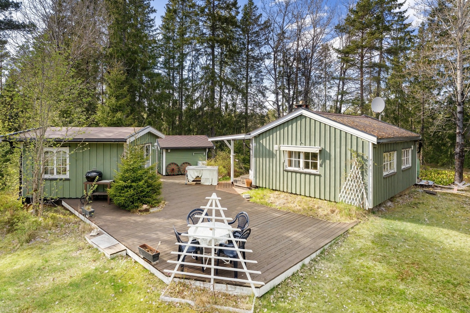 Velkommen til Aspedamveien 74 (Fritidsbolig grønn) og 76 (Fritidsbolig rød) . Selges samlet med møbler og utstyr. slik den står. Her får man 2 hytter og begge står på eiet tomt. Galleribilde