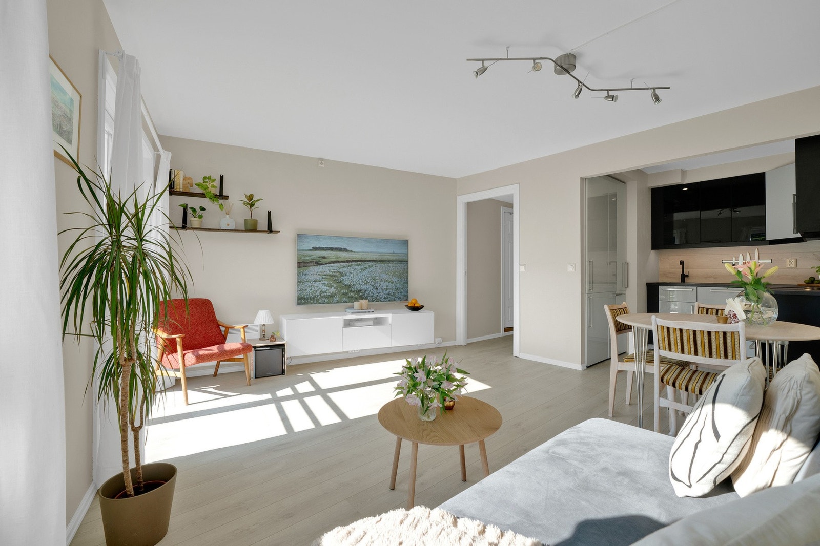 Stuen er naturlig inndelt i ulike soner og har flere møbleringsmuligheter. Galleribilde