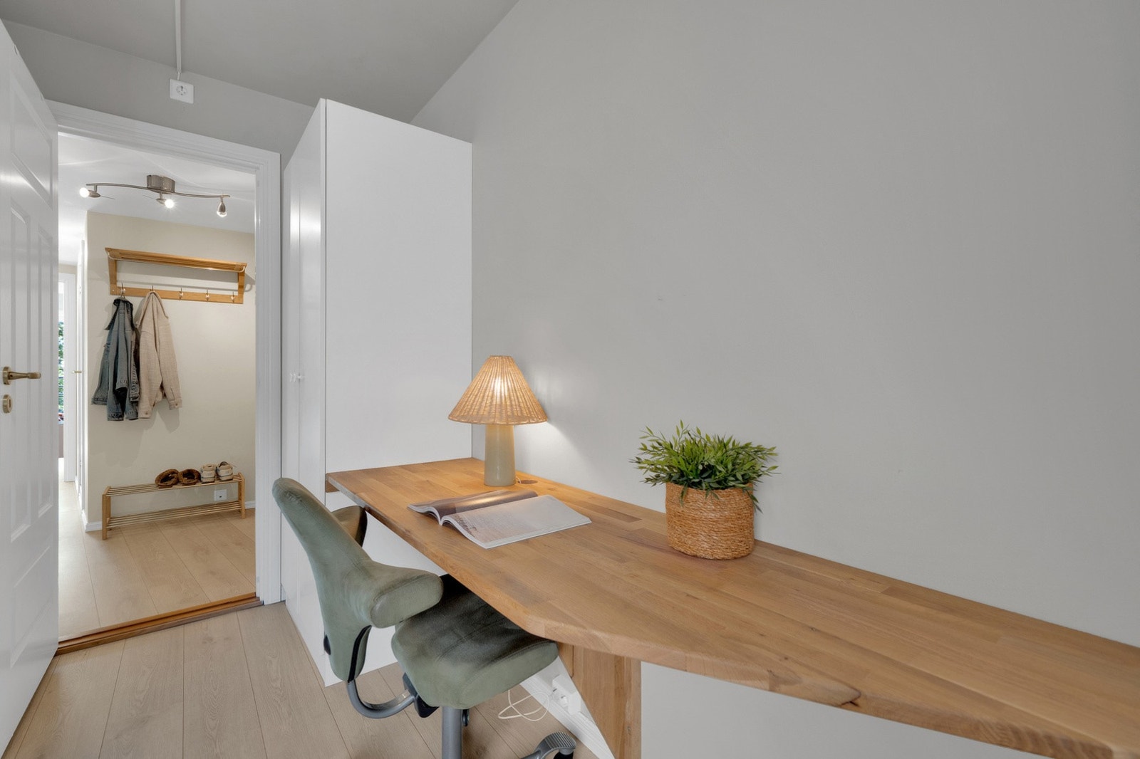 Det er plass til oppbevaring i garderobeskap. Soverommet er i dag innredet som gjesterom/kontor. Galleribilde