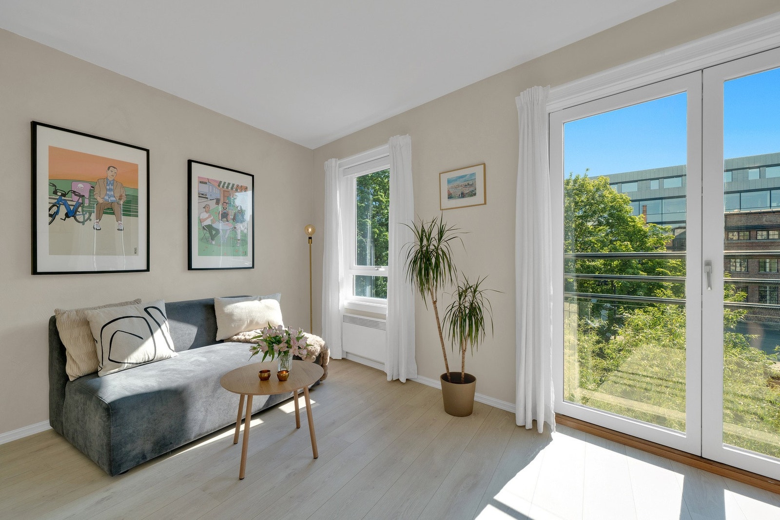 Vinduene inkluderer en tofløyet glassdør, som åpnes opp til en fransk balkong med strålende utsyn over Akerselva. Galleribilde