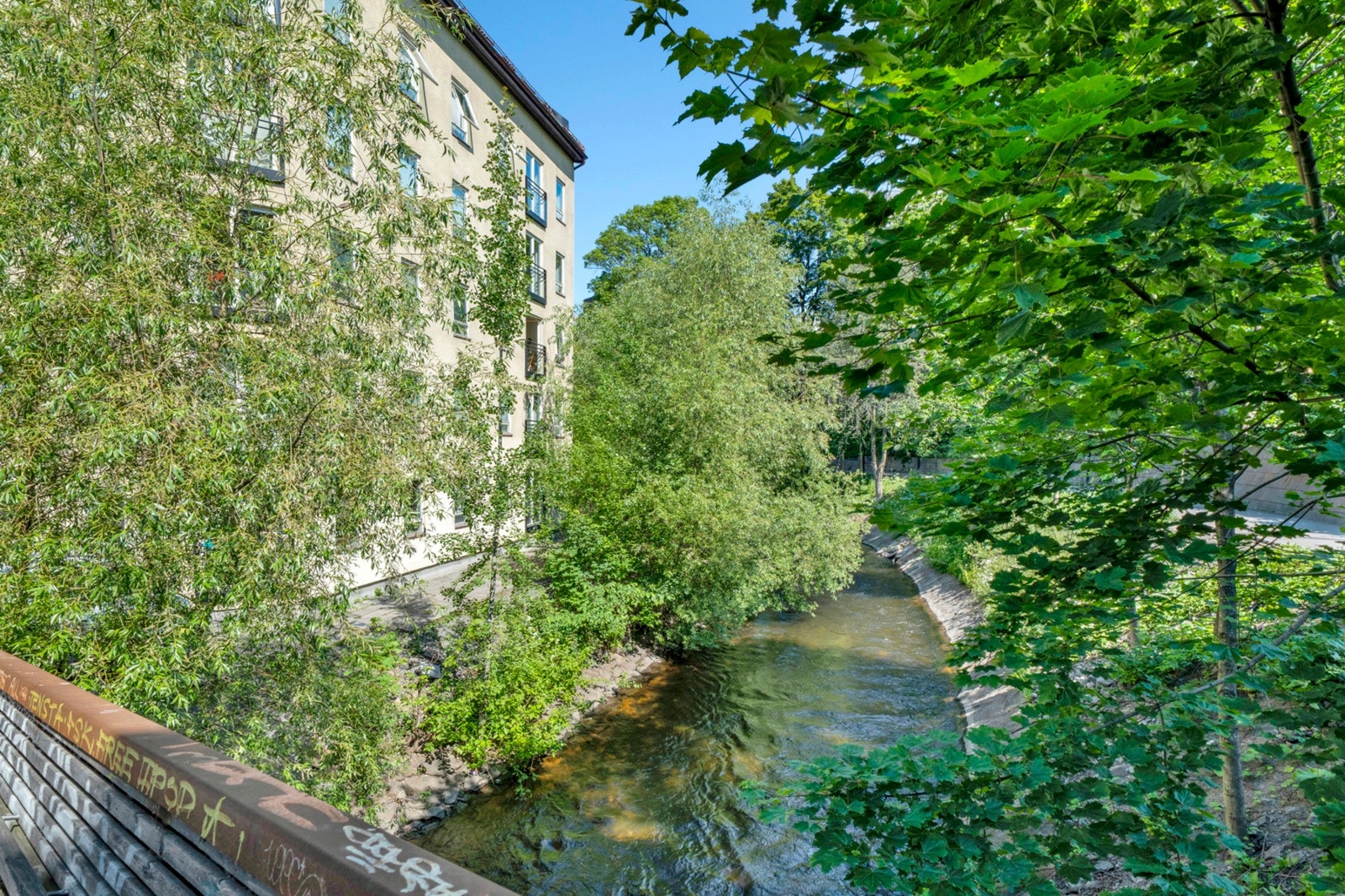 Leiligheten ligger flott til i en usjenert blindgate ved Akerselva. Herfra går det også fin turvei langs elva fra Maridalen til Sørenga. Galleribilde