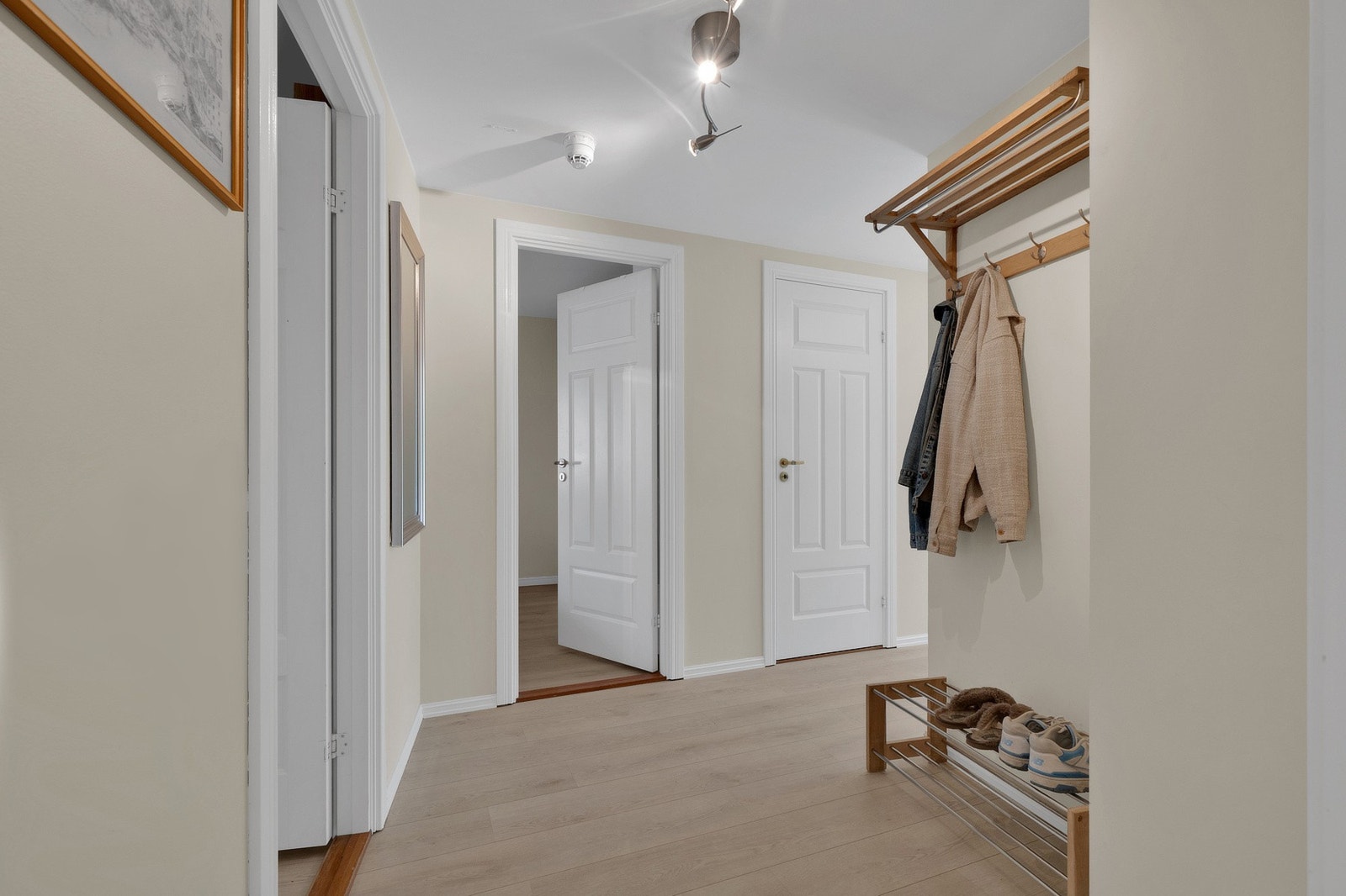 Vel inne gir entreen et godt førsteinntrykk, med 1-stavs laminatgulv i stilrent design og veggflater malt i en dus grånyanse. Det er god plass til å henge fra seg yttertøyet. Galleribilde