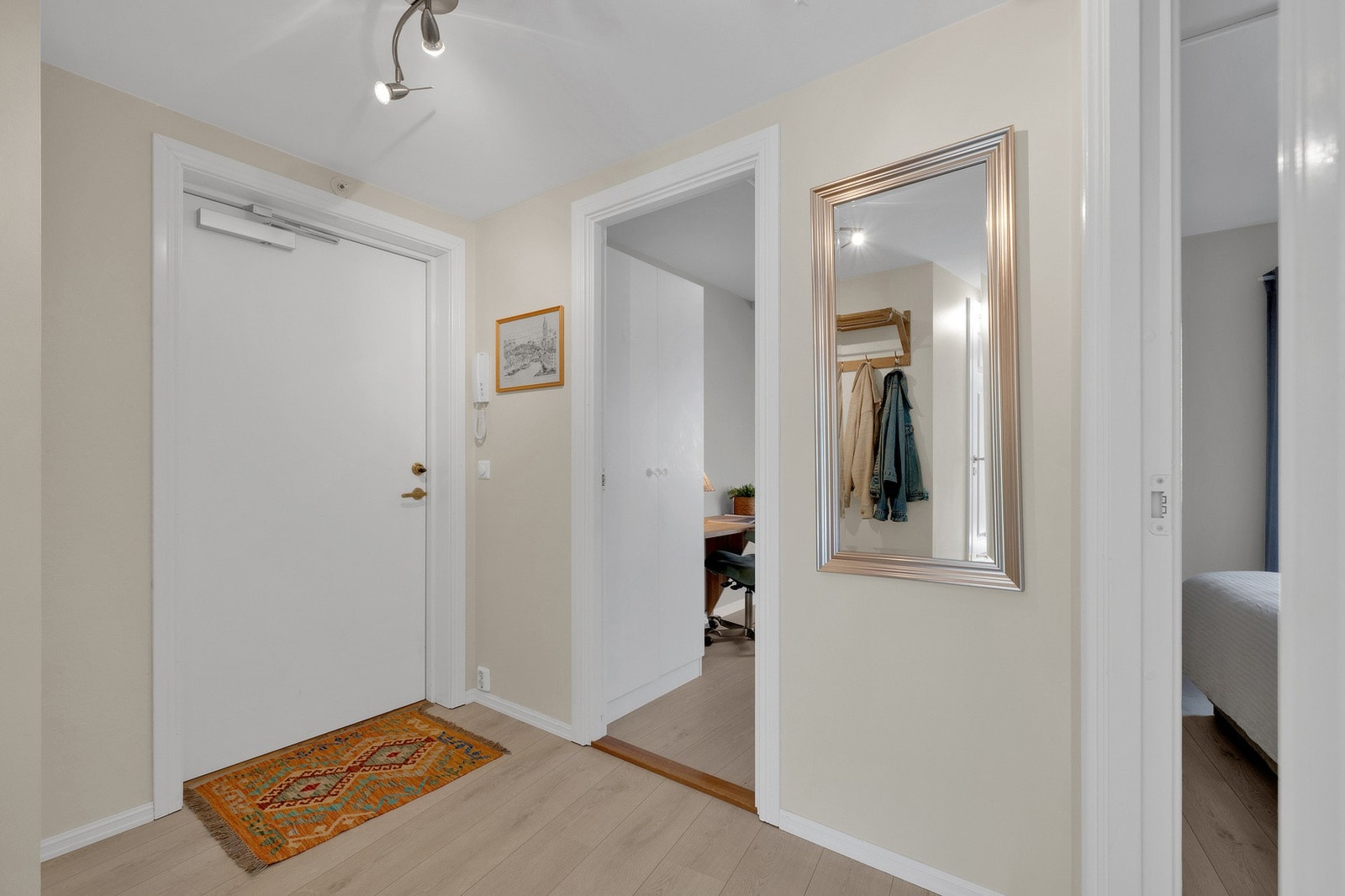Velkommen inn i en lys, pen og velholdt leilighet med høy funksjonalitet. Galleribilde