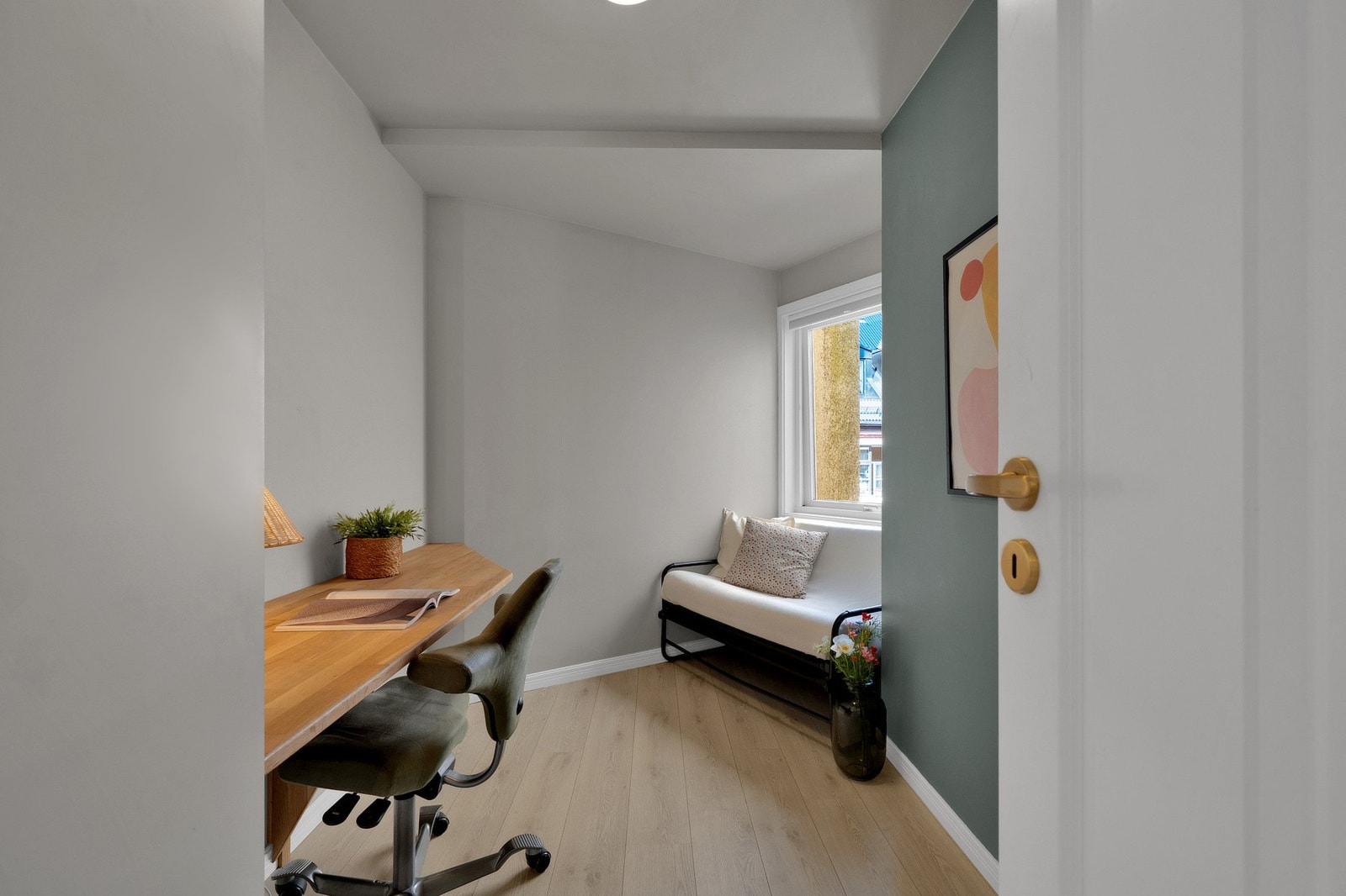 Soverom 2 med plass til seng eller sovesofa og kontorplass. Galleribilde