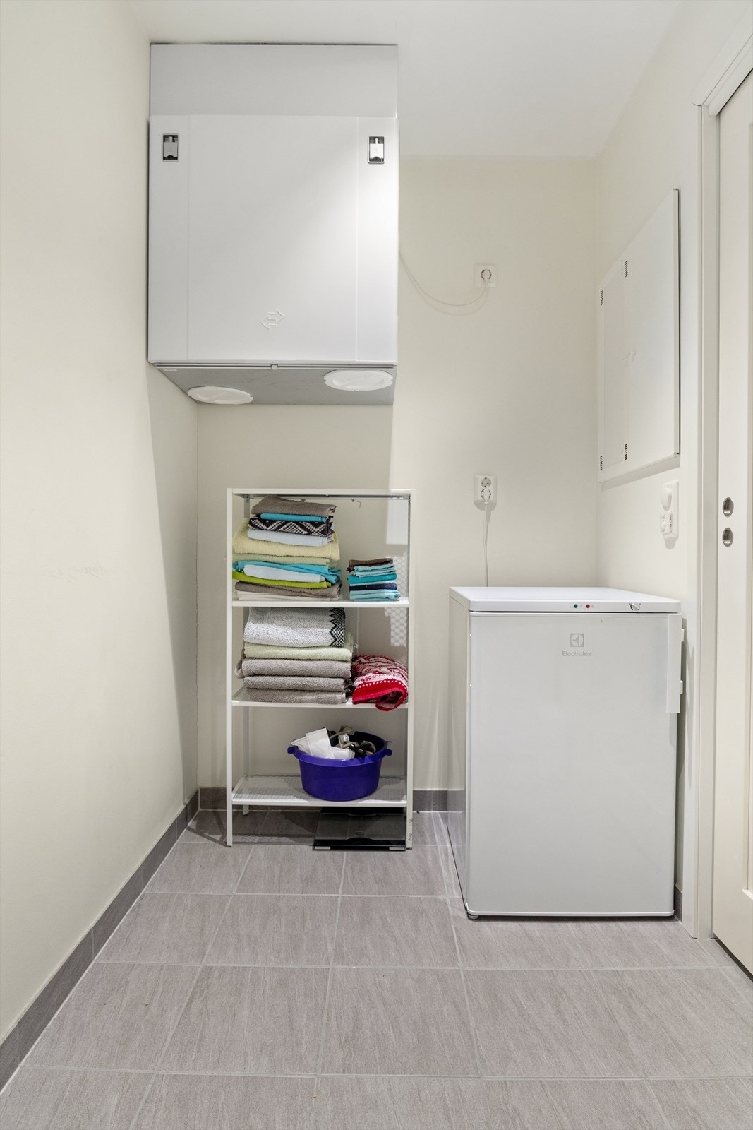 Vaskerom med god plass til både vaskemaskin og tørketrommel om ønskelig. Et praktisk rom med mulighet for ekstra oppbevaring av diverse. Sentral for balansert ventilasjon og varmekabler i gulv Galleribilde