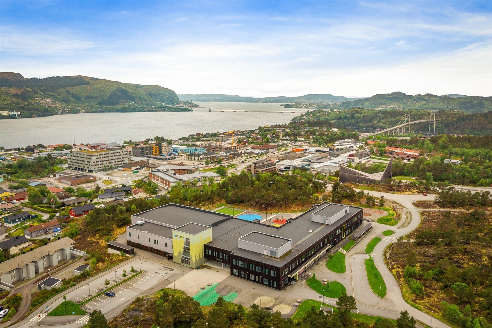 Nye Knarvik barneskole ligger i gangavstand fra leiligheten Galleribilde