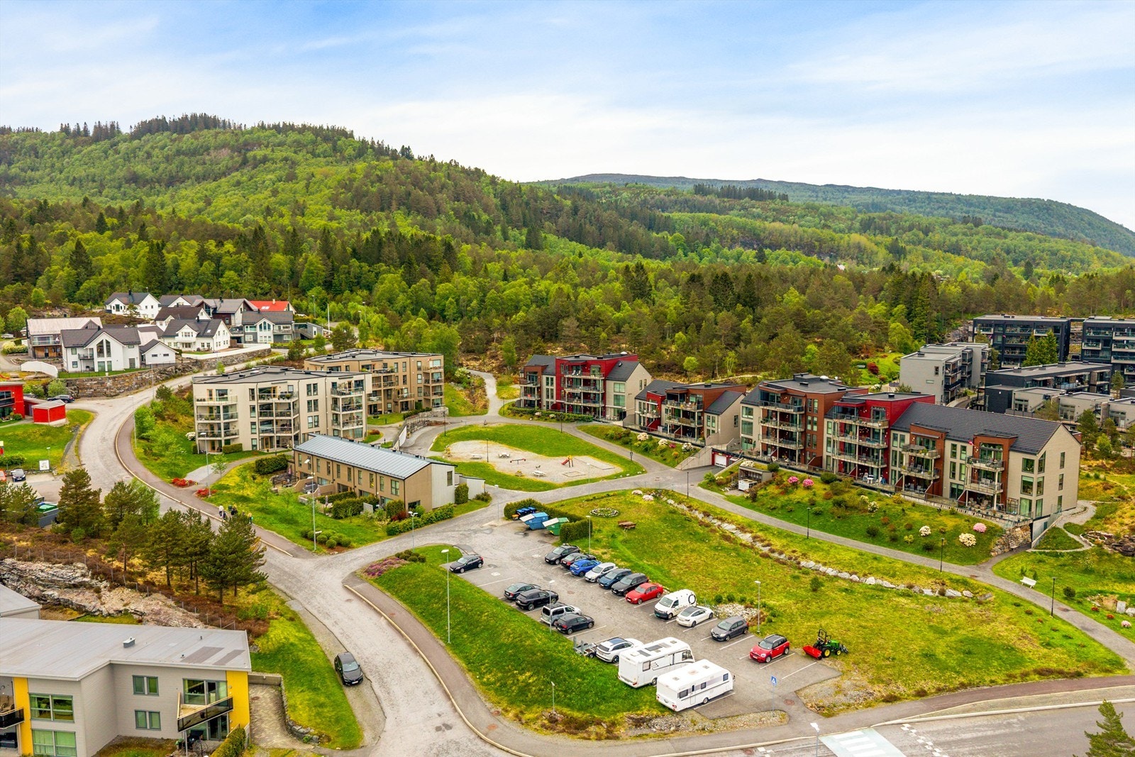 Sameiet disponerer felles biloppstillingsplass og gjesteparkering med nabosameiet Galleribilde