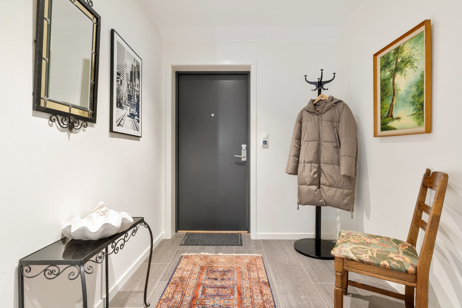 Luftig entrè med plass til skjenk og eventuelt kommode og oppheng for oppbevaring Galleribilde