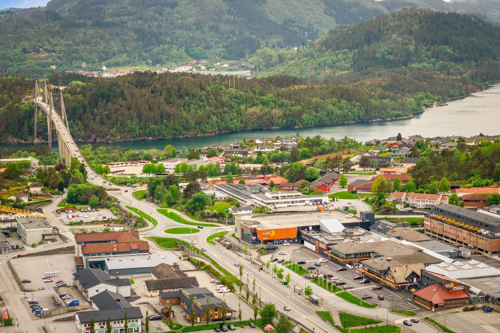 Sameiet Lonshaugen er et nyere boligprosjekt i Nordhordaland, og herfra har man kort vei til Knarvik sentrum med alt det har å by på Galleribilde
