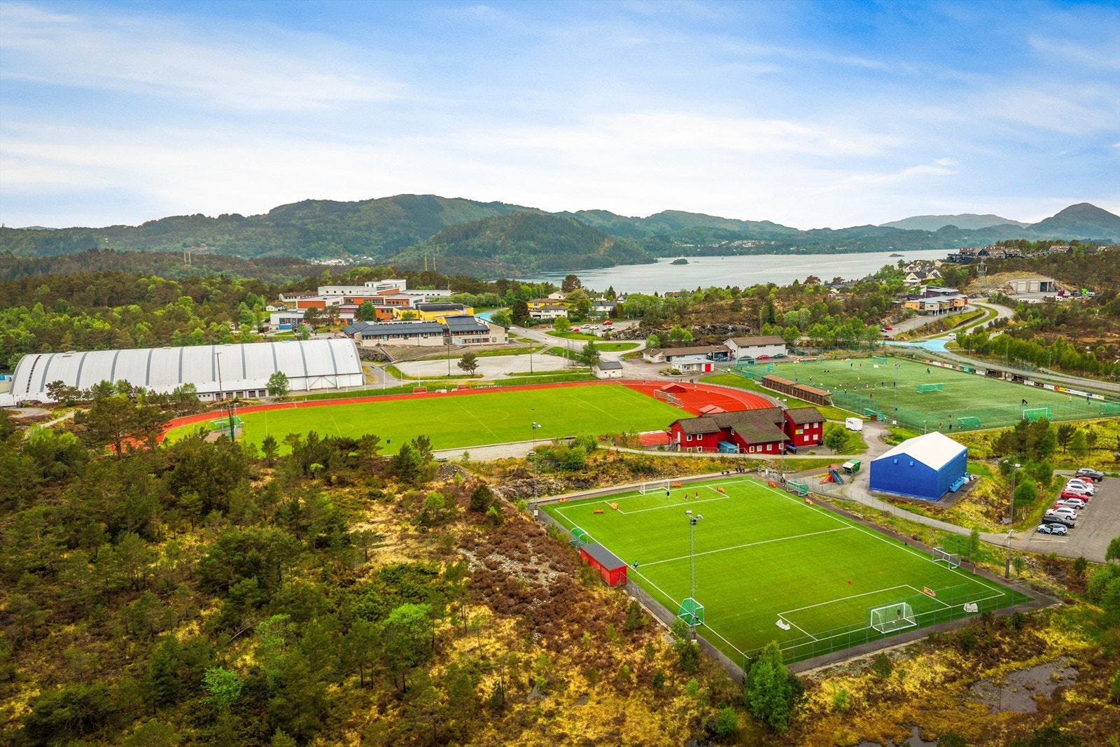 Knarvik Arena og idrettsanlegg ligger like i nærheten, og har et bredt utvalg av aktiviteter for store og små Galleribilde