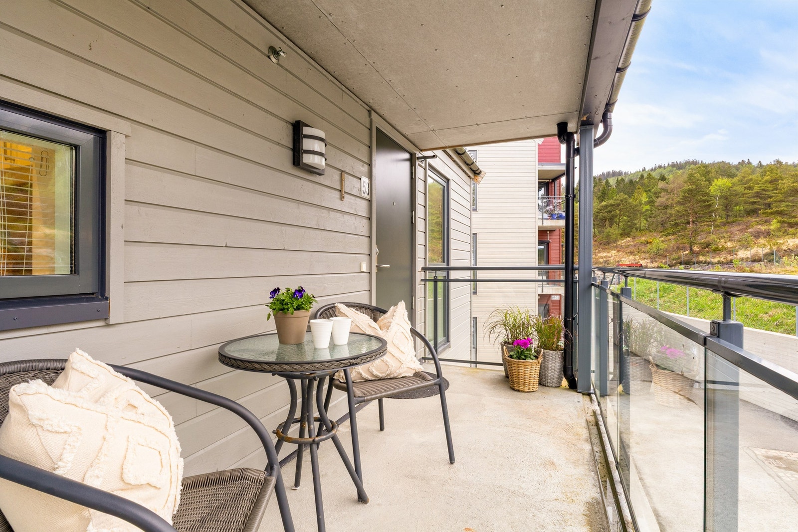 Utenfor leilighetens hovedinngang kan man nyte en kopp kaffi på morgenkvisten. Leiligheten har trappefri adkomst via heis som går direkte ned i garasjeanlegget Galleribilde