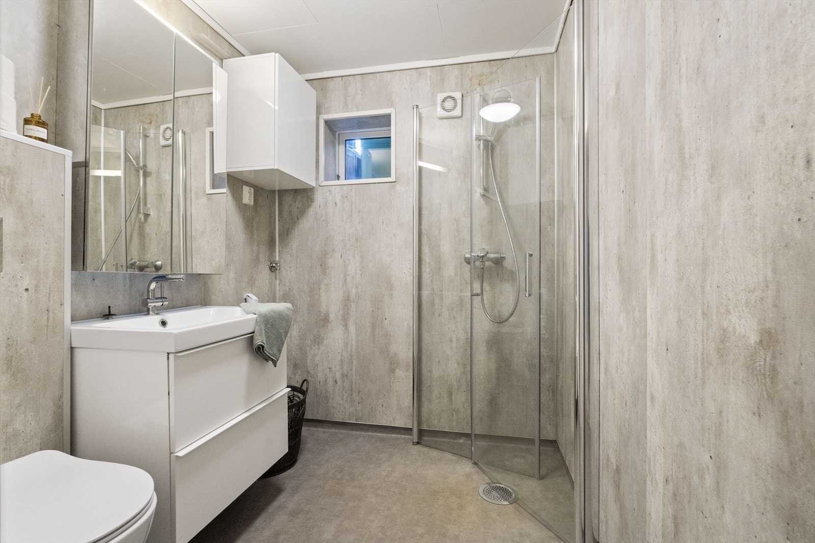 Badet i underetasjen vart renovert i 2020 og har våtromsbelegg på golvet. Galleribilde