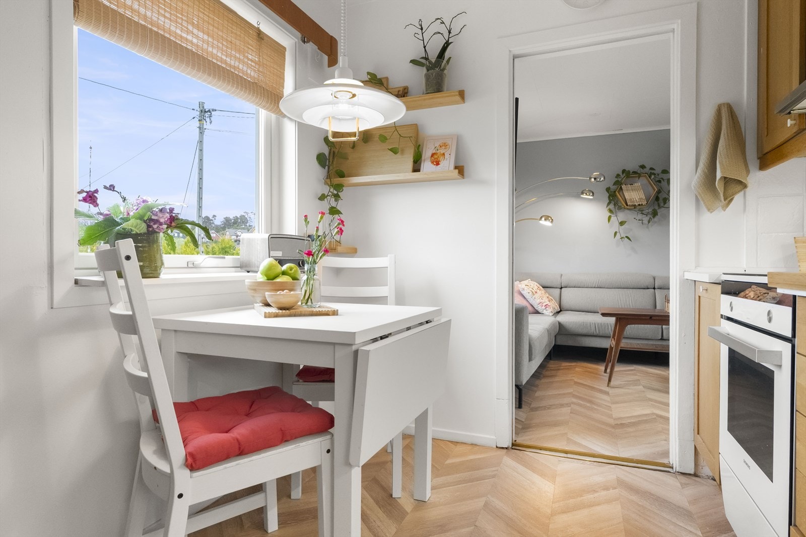 Frå kjøkkenet er det enkel tilkomst til stova. Galleribilde