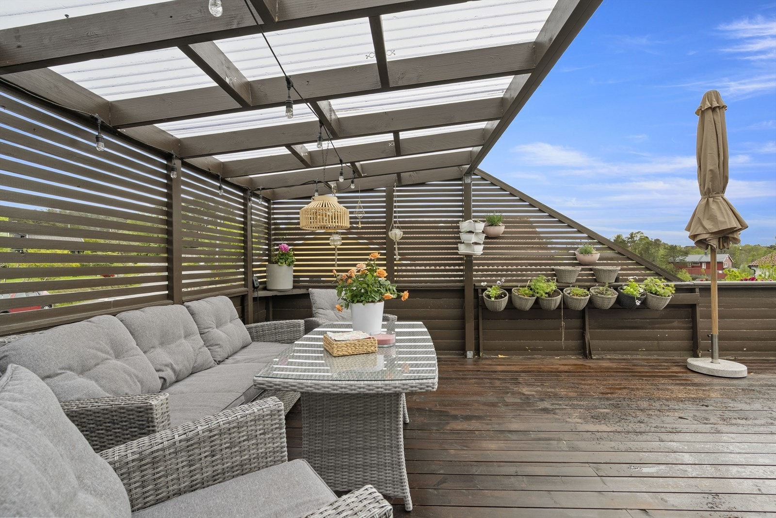 Stor, delvis overbygd altan med nye terrassebord frå 2024. Eigedomen har strandline mot Kanalen. Galleribilde