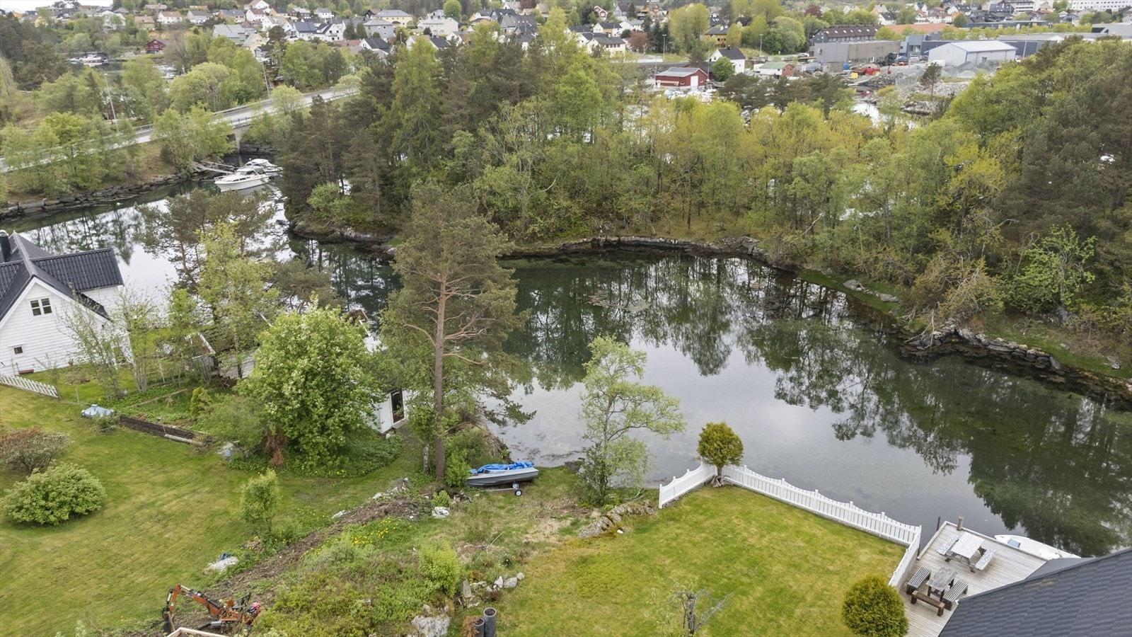 Eigedomen har eiga strandline mot Kanalen, eit ypparleg utgangspunkt for kajakk eller ein liten båt. Galleribilde