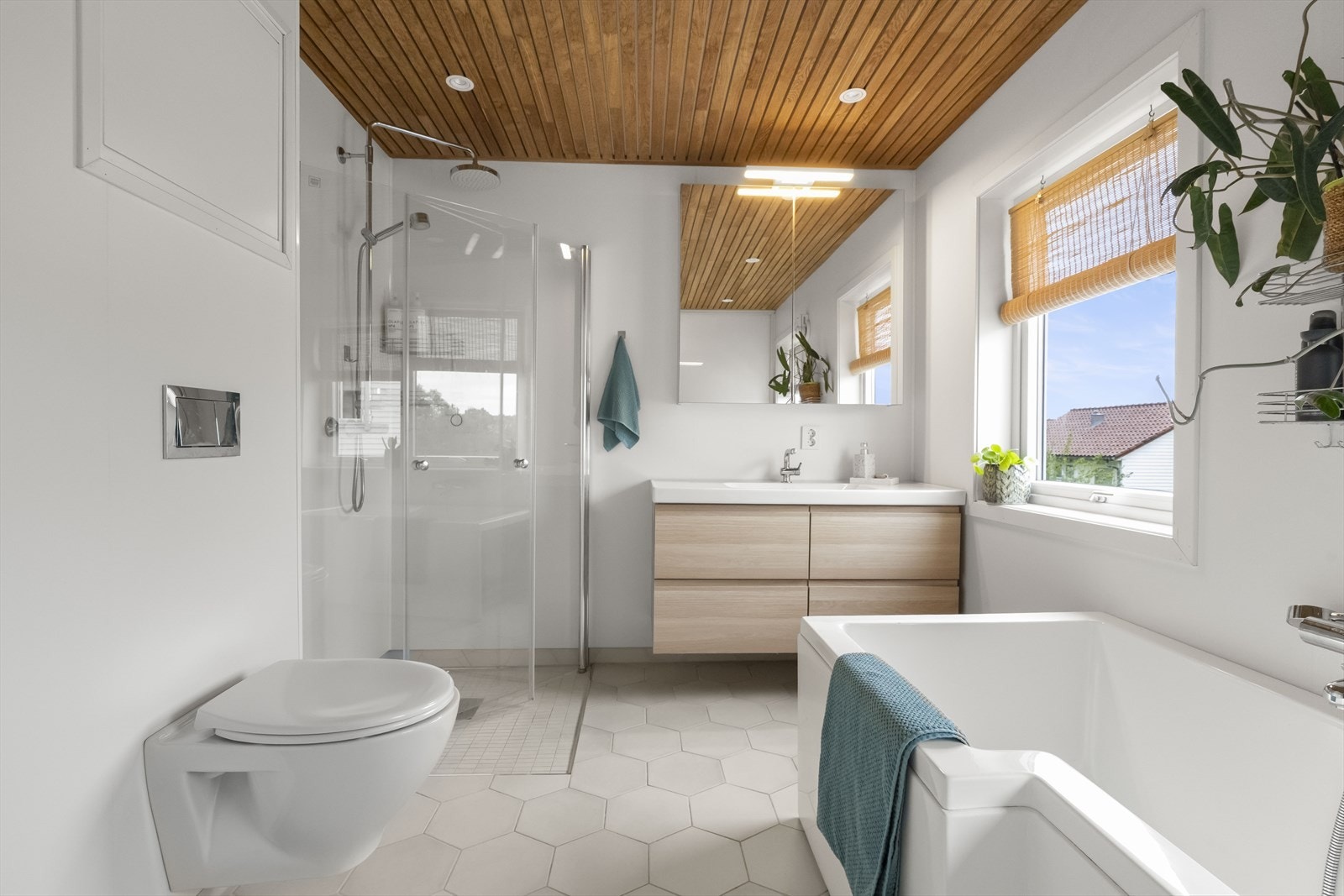 Badet i hovudetasjen vart renovert i 2020 med fliser, vegghengt toalett og spilehimling. Galleribilde