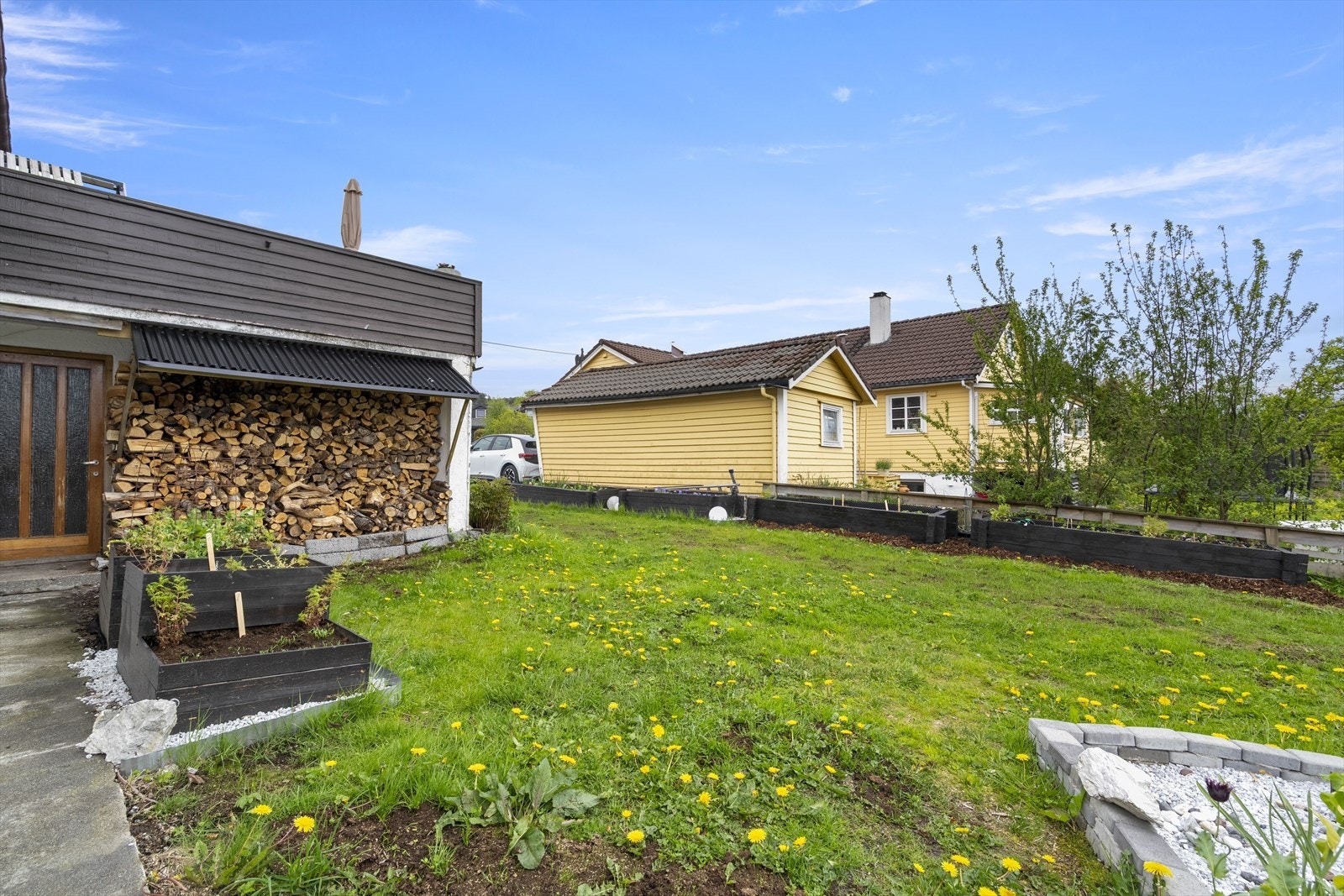 Hagen har plenareal og moglegheiter for dyrking i plantekassar. Galleribilde