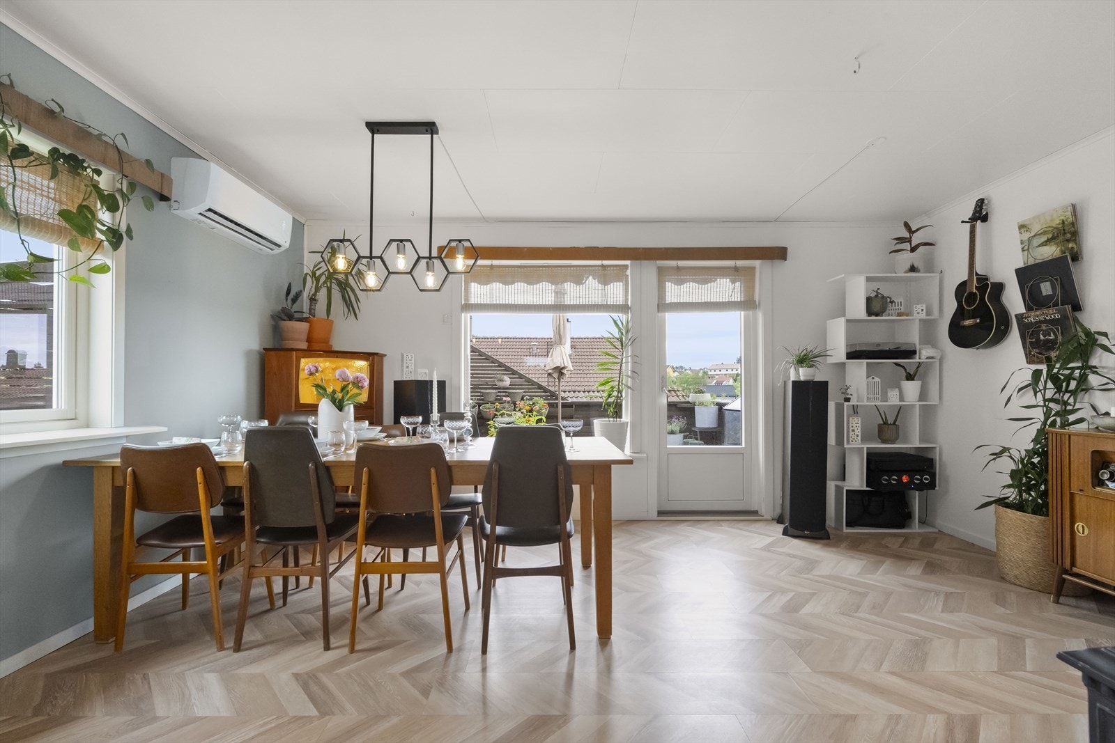 Romslig stove med plass til både sofagruppe og spisebord. Herifrå er det direkte utgang til den store altanen. Galleribilde