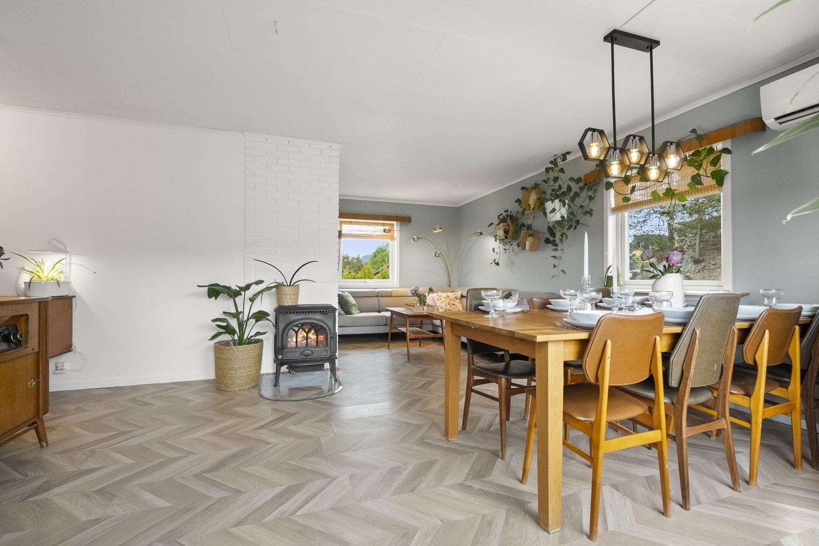 Stova er eit lyst og allsidig rom med god plass til møblering. Galleribilde