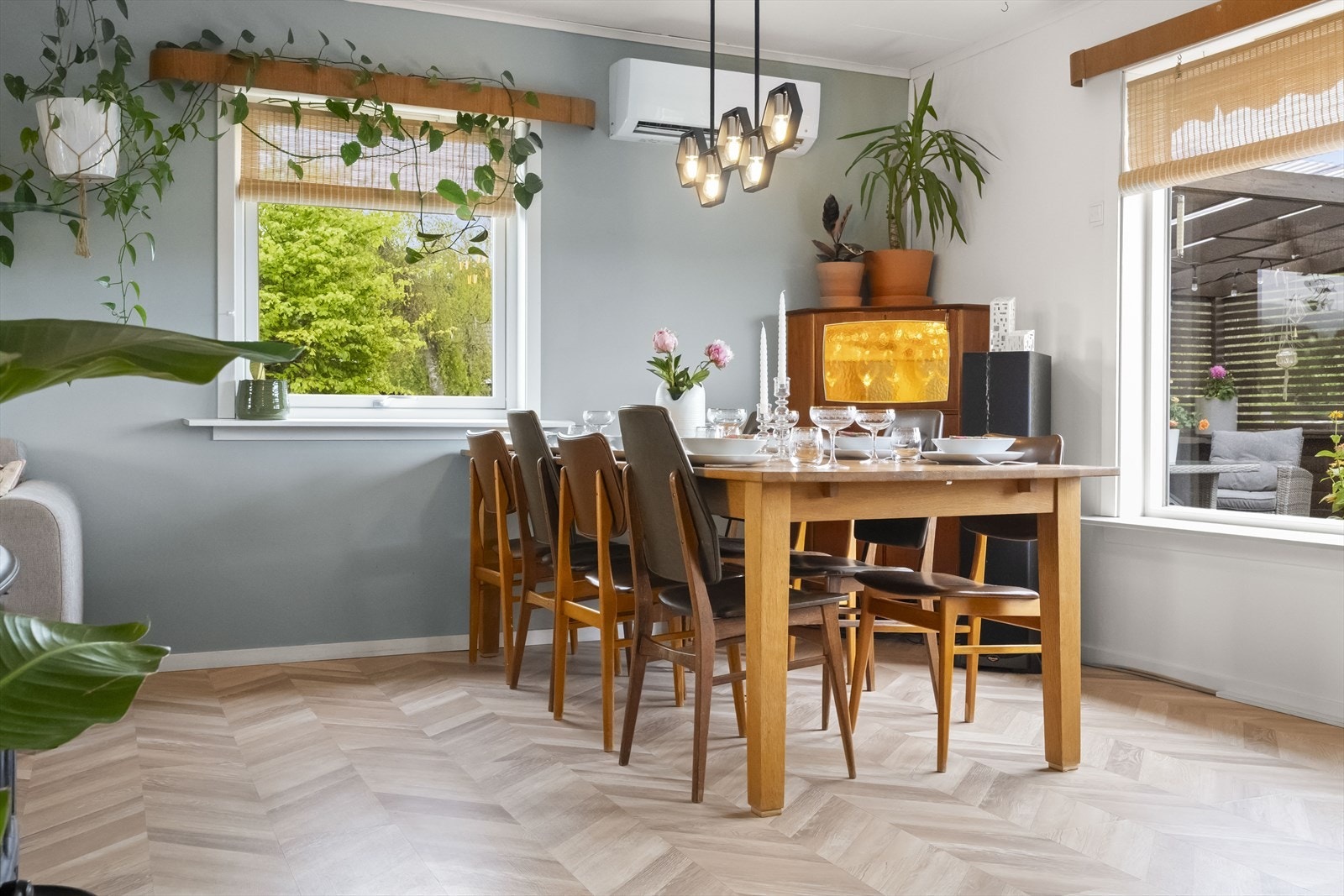 Spisestove-delen har god plass til langbord for sosiale samankomstar. Galleribilde