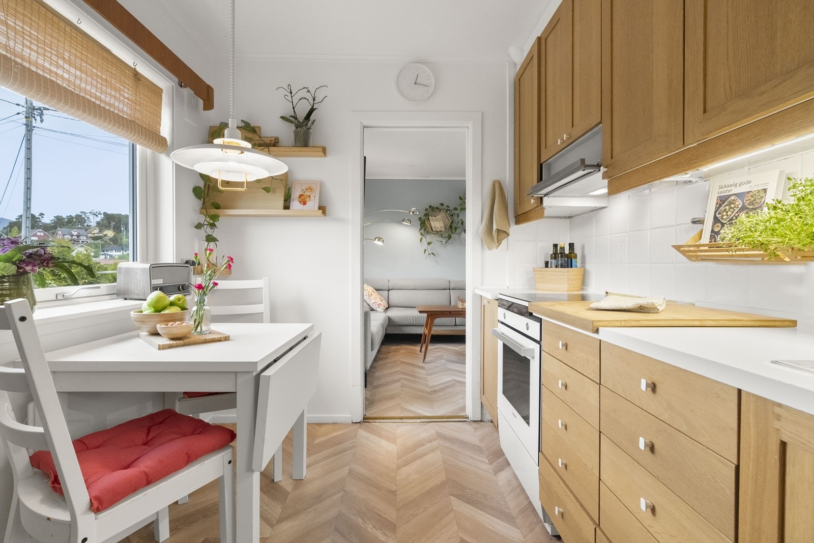 Kjøkkenet har plass til ein hyggeleg frukostkrok ved vindauget. Galleribilde