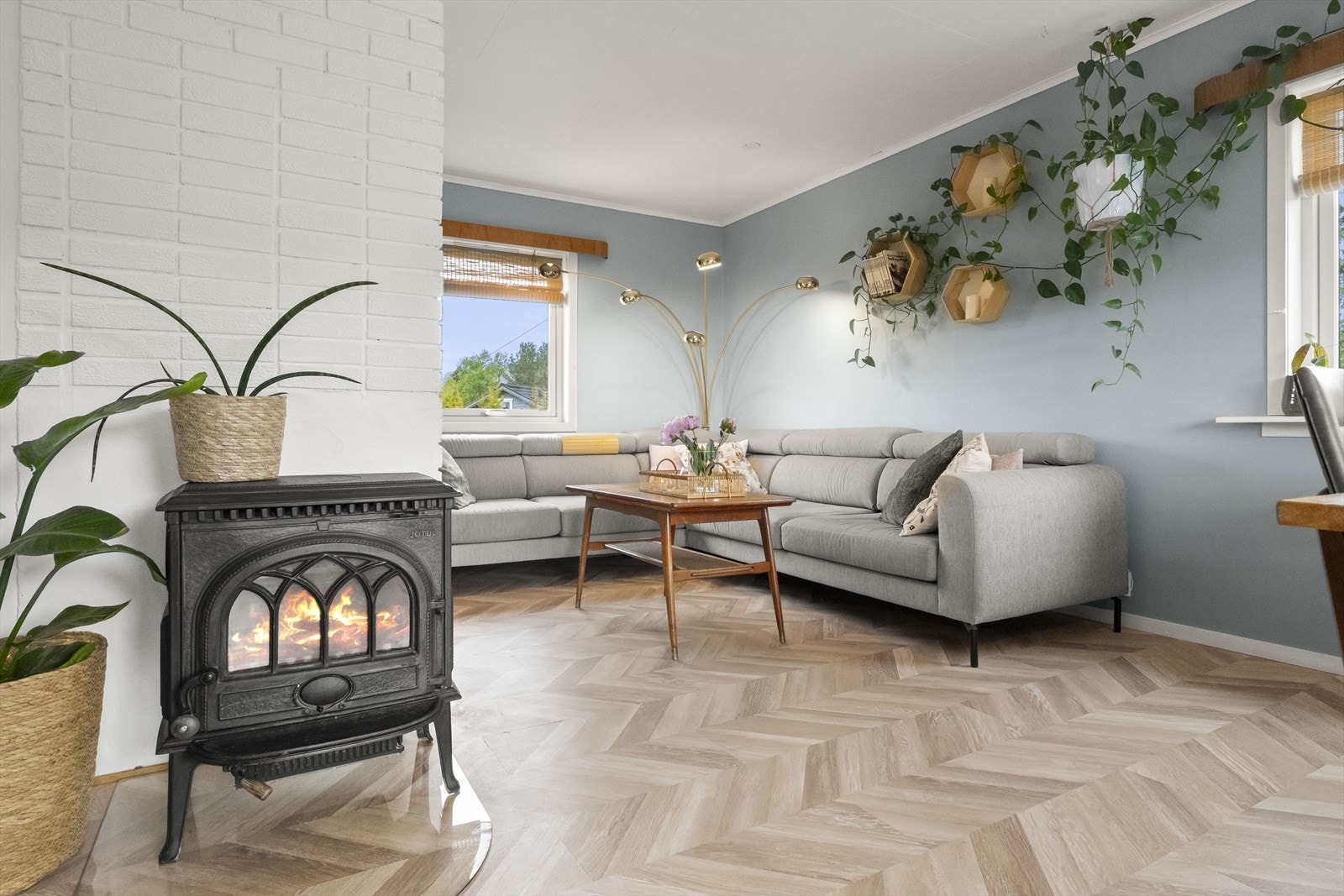 Vedovn for ekstra varme og hygge. Ei ny varmepumpe vart installert i stova i 2023. Galleribilde