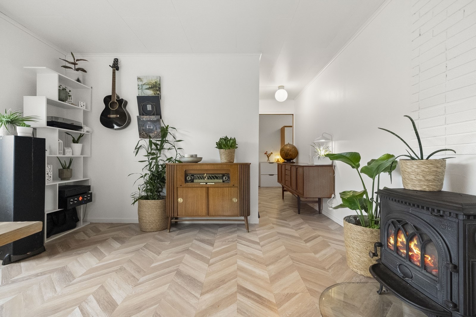 Frå stova er det open tilkomst til gangen som leier vidare til soverom og bad. Galleribilde