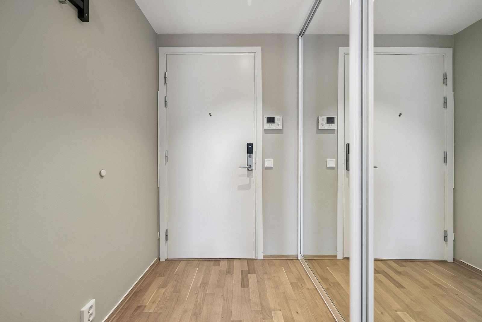 Praktisk entré med garderobeskap og gode oppbevaringsmuligheter. Galleribilde